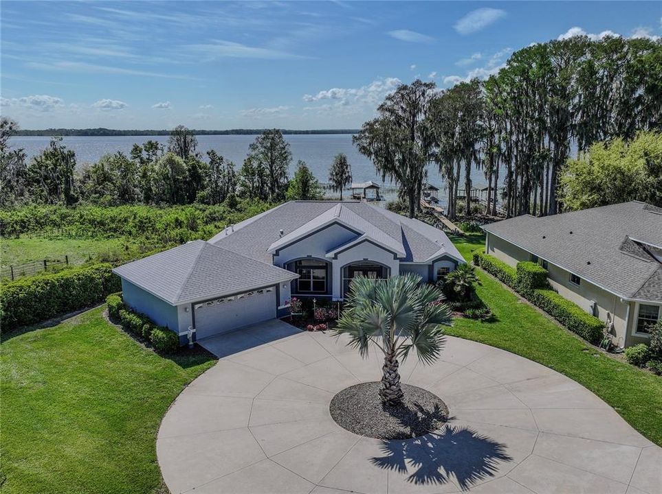 Enjoy Lakefront living on the Harris Chain of Lakes.