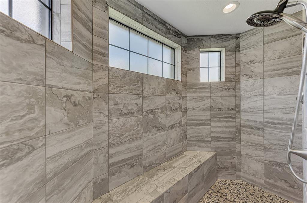 最近售出: $715,000 (4 贝兹, 3 浴室, 2287 平方英尺)