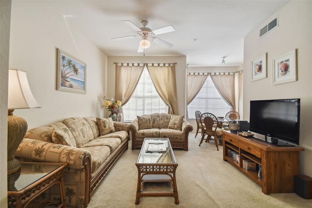 Active With Contract: $165,000 (1 beds, 1 baths, 566 Square Feet)