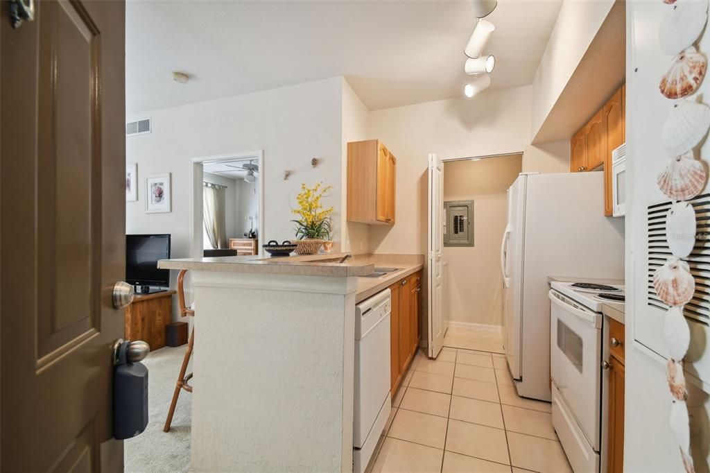 Active With Contract: $165,000 (1 beds, 1 baths, 566 Square Feet)
