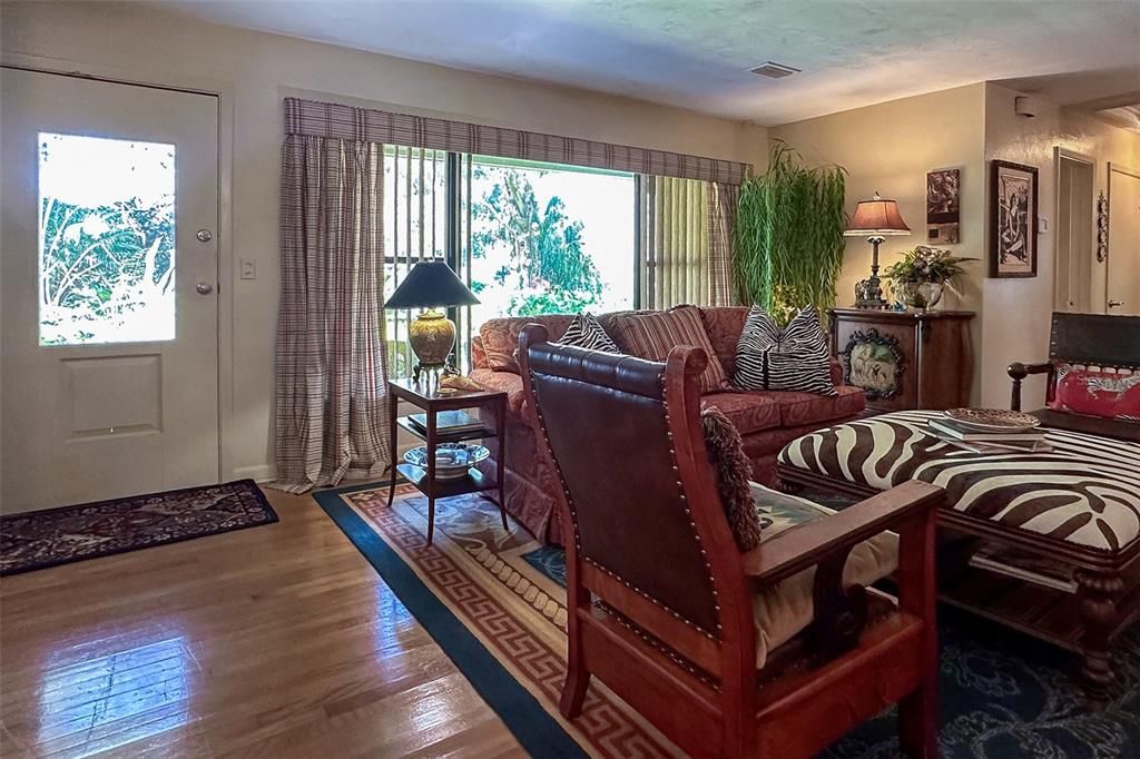 合同活跃: $475,000 (2 贝兹, 2 浴室, 2071 平方英尺)