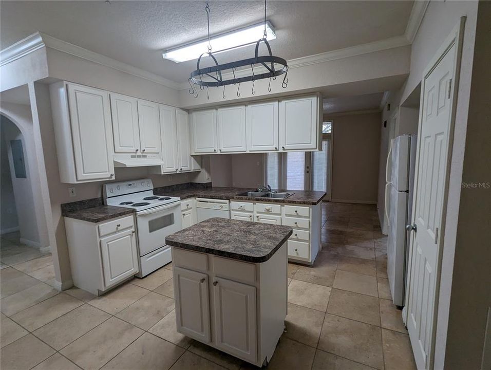 For Sale: $249,900 (2 beds, 2 baths, 1147 Square Feet)