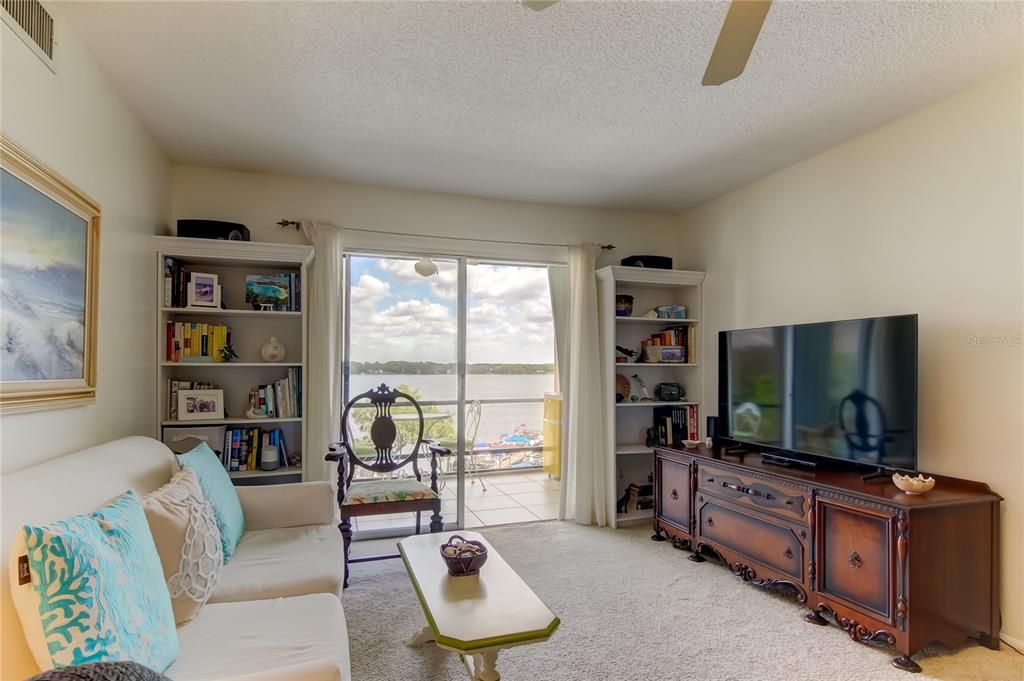 Active With Contract: $209,900 (1 beds, 1 baths, 732 Square Feet)