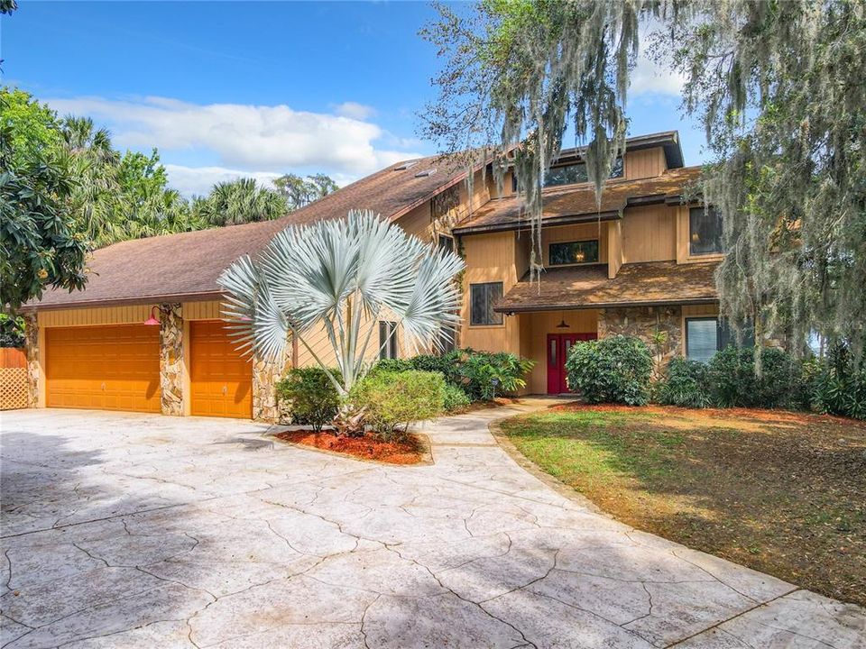 CUSTOM BUILT LAKEFRONT HOME with 4 BR / 3 BA and over 100’ OF LAKEFRONTAGE on LAKE PIERCE.