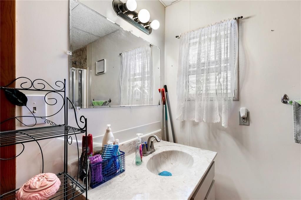 Active With Contract: $138,700 (2 beds, 2 baths, 990 Square Feet)