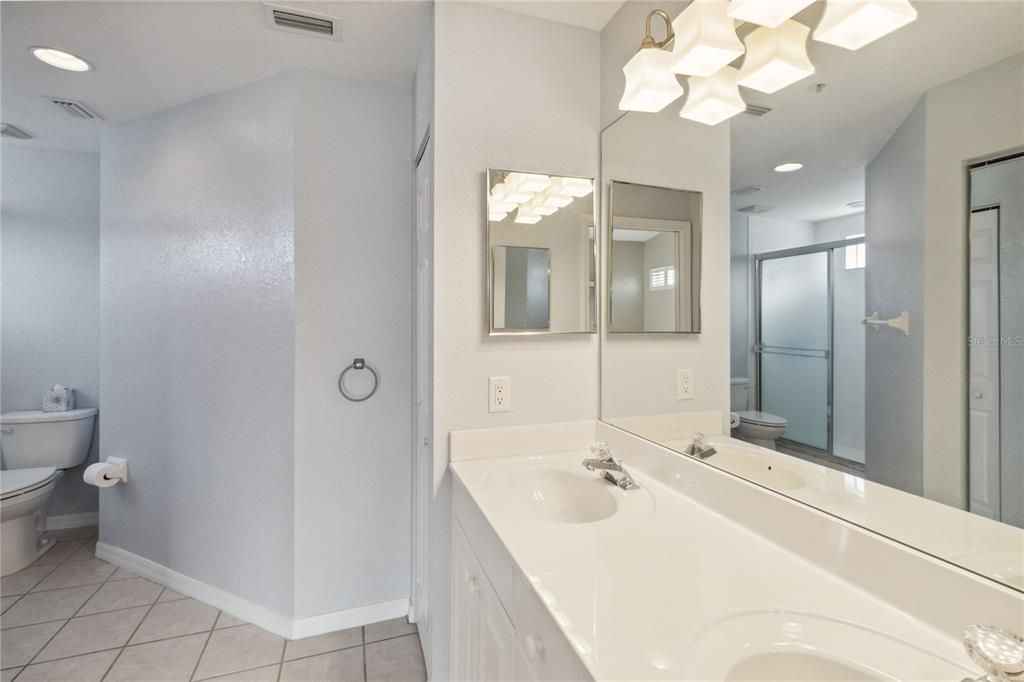 Active With Contract: $299,900 (2 beds, 2 baths, 1368 Square Feet)