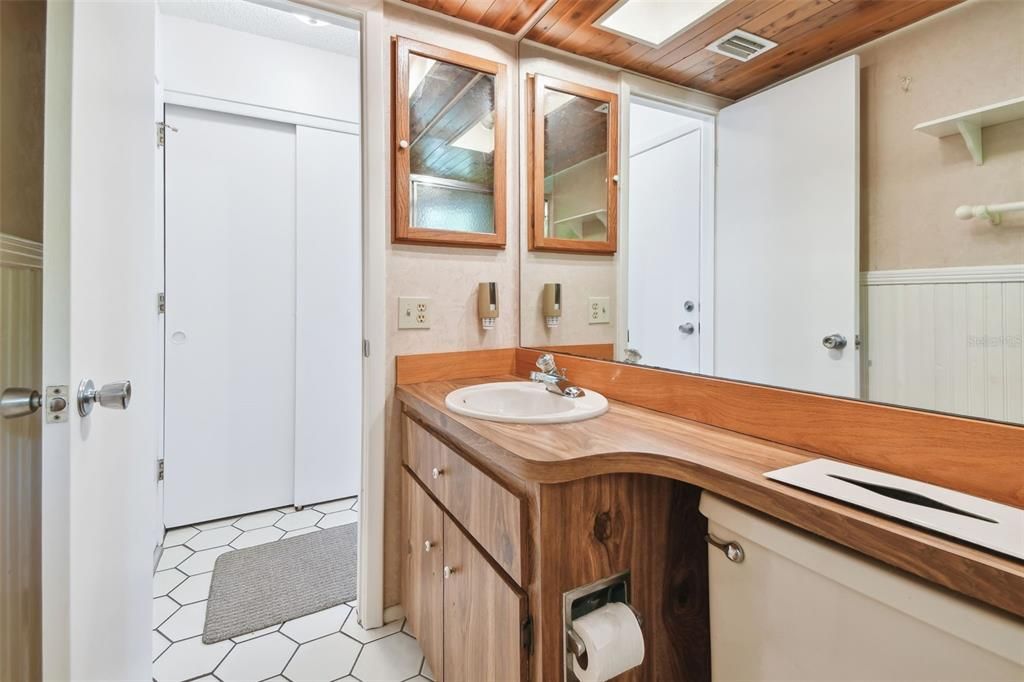 合同活跃: $425,000 (2 贝兹, 2 浴室, 1439 平方英尺)