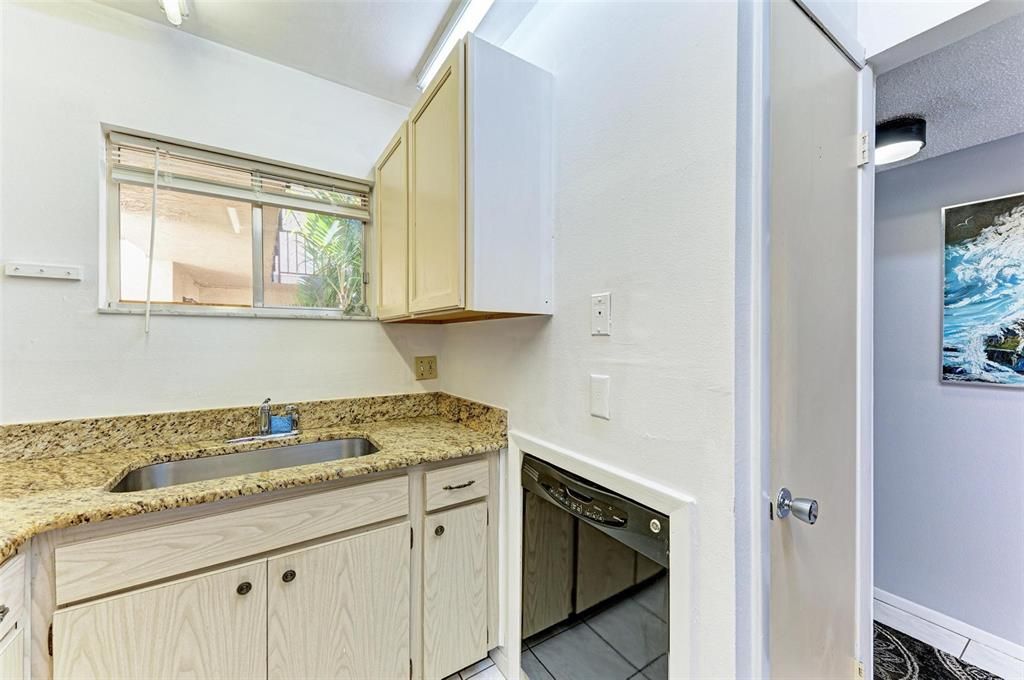 For Sale: $199,900 (2 beds, 2 baths, 874 Square Feet)