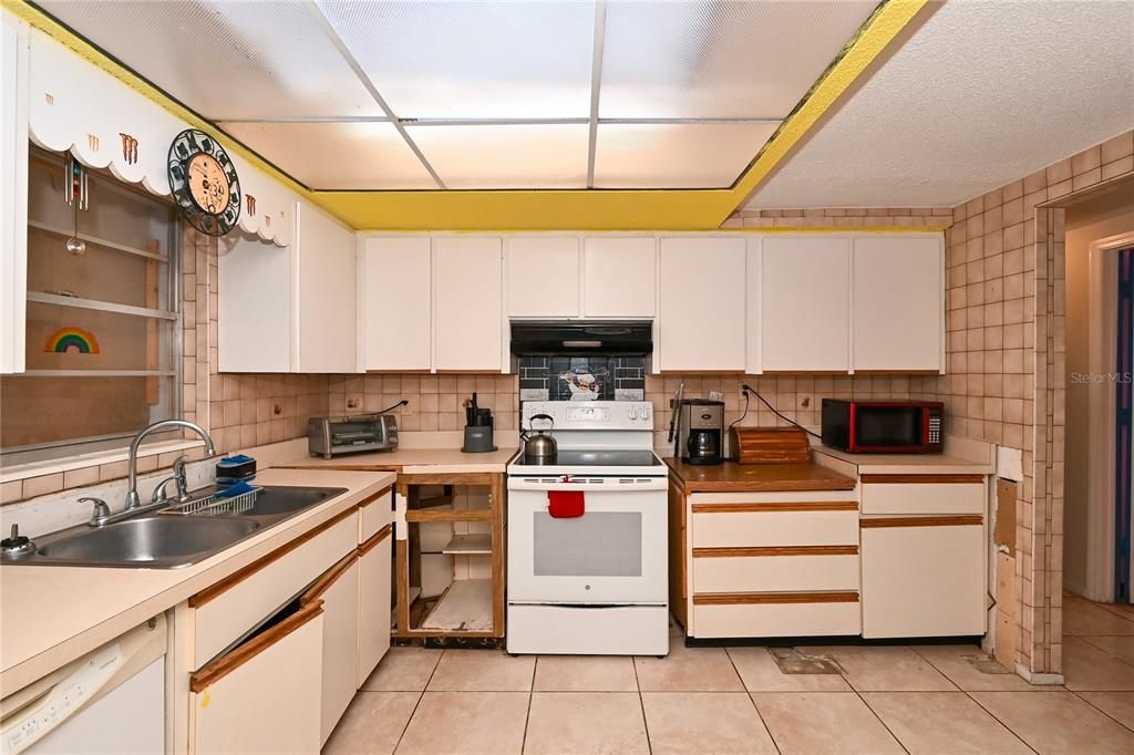 For Sale: $350,000 (2 beds, 1 baths, 1659 Square Feet)