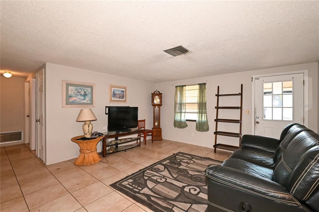 For Sale: $380,000 (2 beds, 1 baths, 1659 Square Feet)