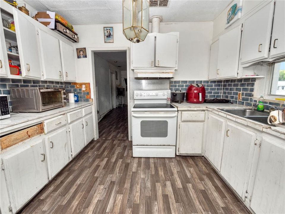 For Sale: $135,000 (2 beds, 1 baths, 904 Square Feet)