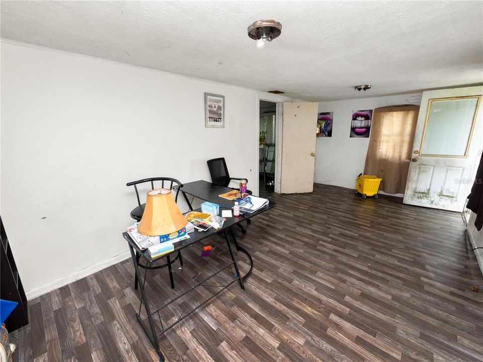 For Sale: $135,000 (2 beds, 1 baths, 904 Square Feet)