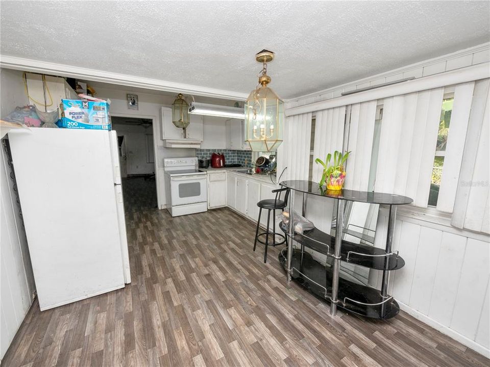 For Sale: $135,000 (2 beds, 1 baths, 904 Square Feet)