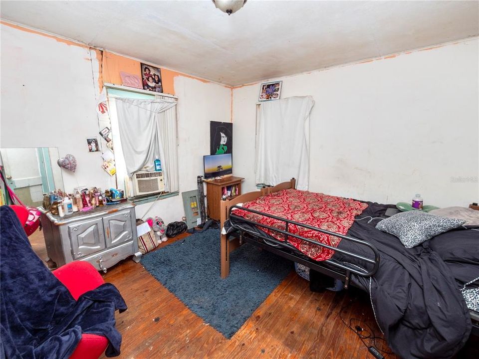 For Sale: $135,000 (2 beds, 1 baths, 904 Square Feet)