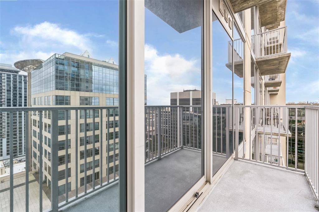 Active With Contract: $249,900 (1 beds, 1 baths, 862 Square Feet)