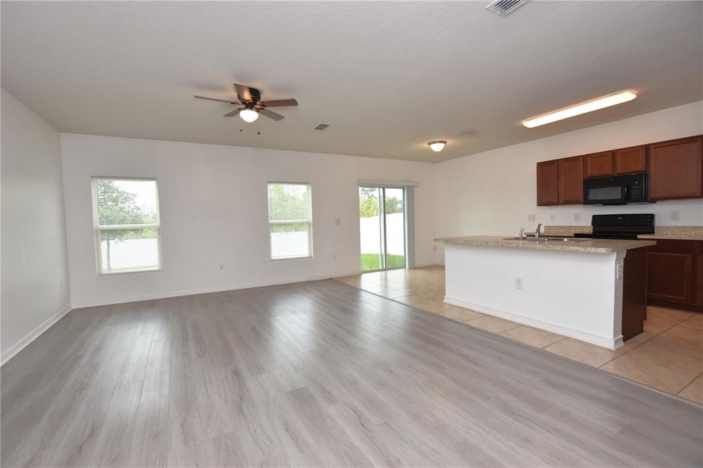Active With Contract: $1,850 (3 beds, 2 baths, 1431 Square Feet)