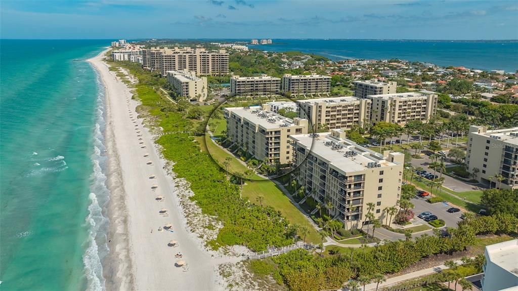 Located on the south end of Longboat Key, Beachplace affords immediate access to the best dining and retail only a few minutes away at St. Armand's Circle