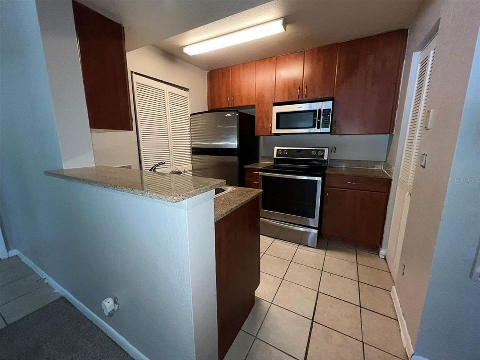Recently Rented: $1,300 (1 beds, 1 baths, 715 Square Feet)