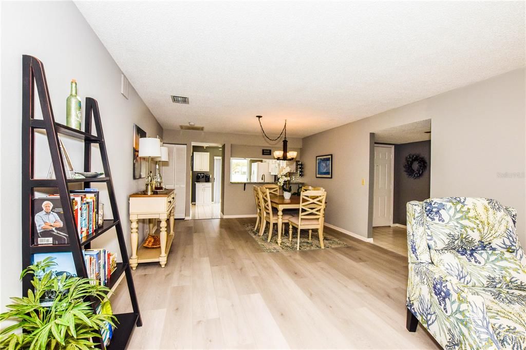 For Sale: $309,000 (2 beds, 2 baths, 1293 Square Feet)