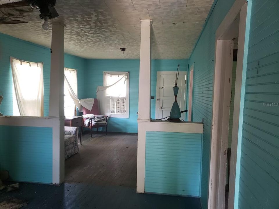 For Sale: $159,900 (2 beds, 1 baths, 816 Square Feet)