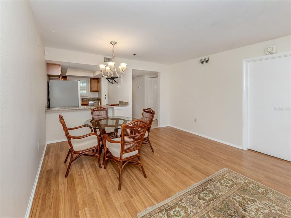 Active With Contract: $189,900 (2 beds, 2 baths, 894 Square Feet)