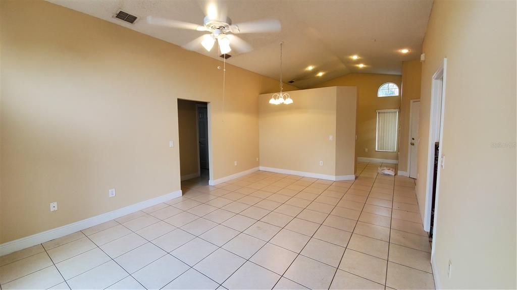 Recently Rented: $2,100 (3 beds, 2 baths, 1160 Square Feet)
