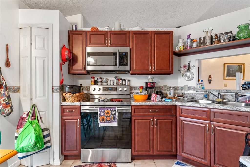 Recently Sold: $340,000 (3 beds, 2 baths, 1425 Square Feet)