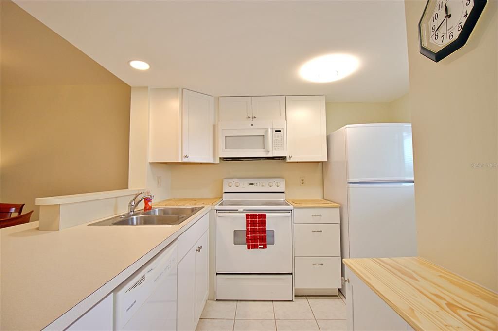 Active With Contract: $164,900 (2 beds, 2 baths, 871 Square Feet)