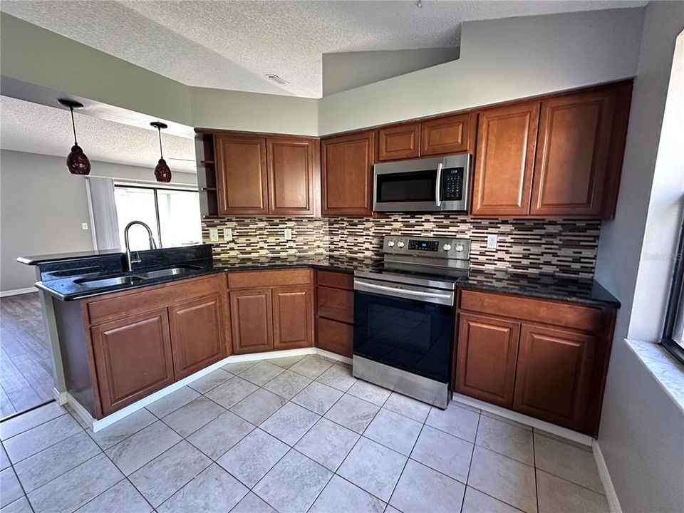 For Rent: $2,100 (3 beds, 2 baths, 1374 Square Feet)