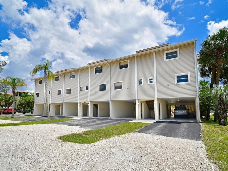 Active With Contract: $2,950 (2 beds, 2 baths, 1106 Square Feet)