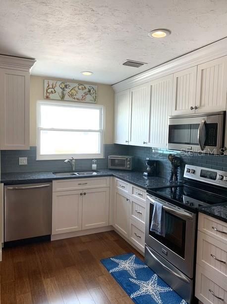 Recently Rented: $2,950 (2 beds, 2 baths, 1106 Square Feet)