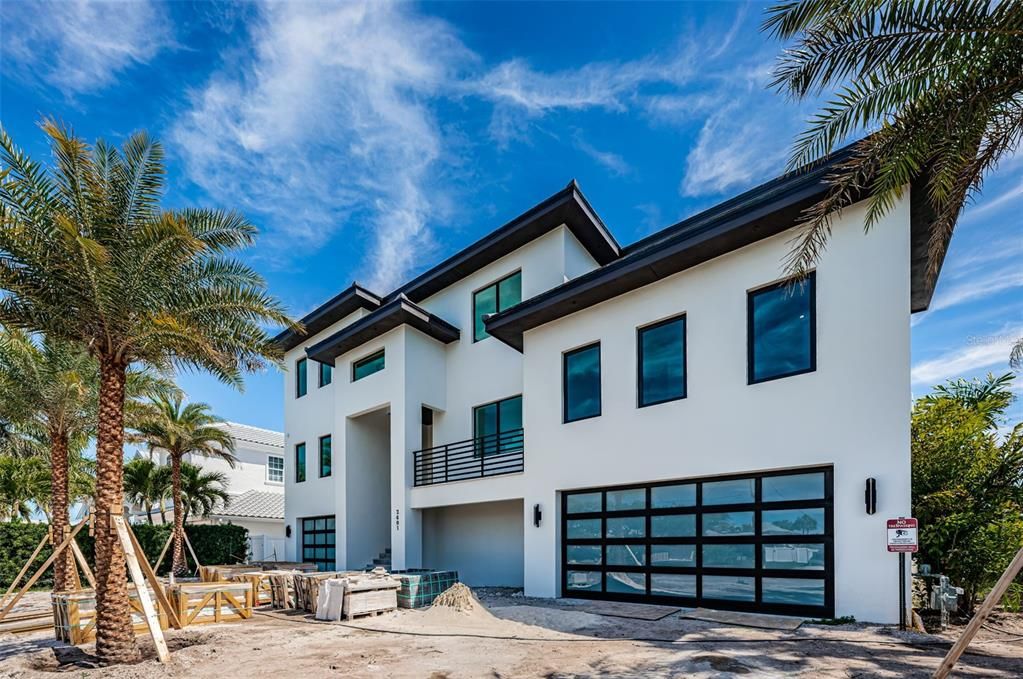 Active With Contract: $6,750,000 (5 beds, 5 baths, 5950 Square Feet)