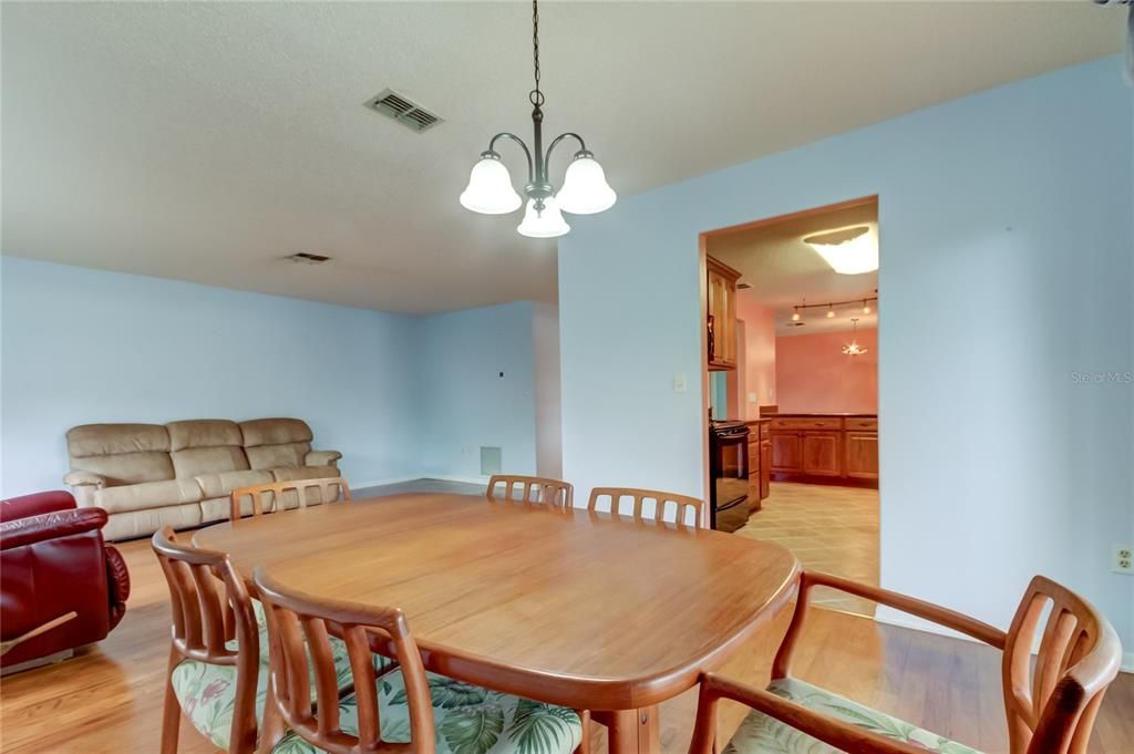 For Sale: $559,900 (3 beds, 2 baths, 1639 Square Feet)
