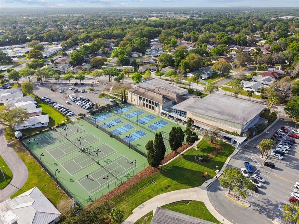 Tennis courts/Pickle Ball Courts - nearby Kelly Rec