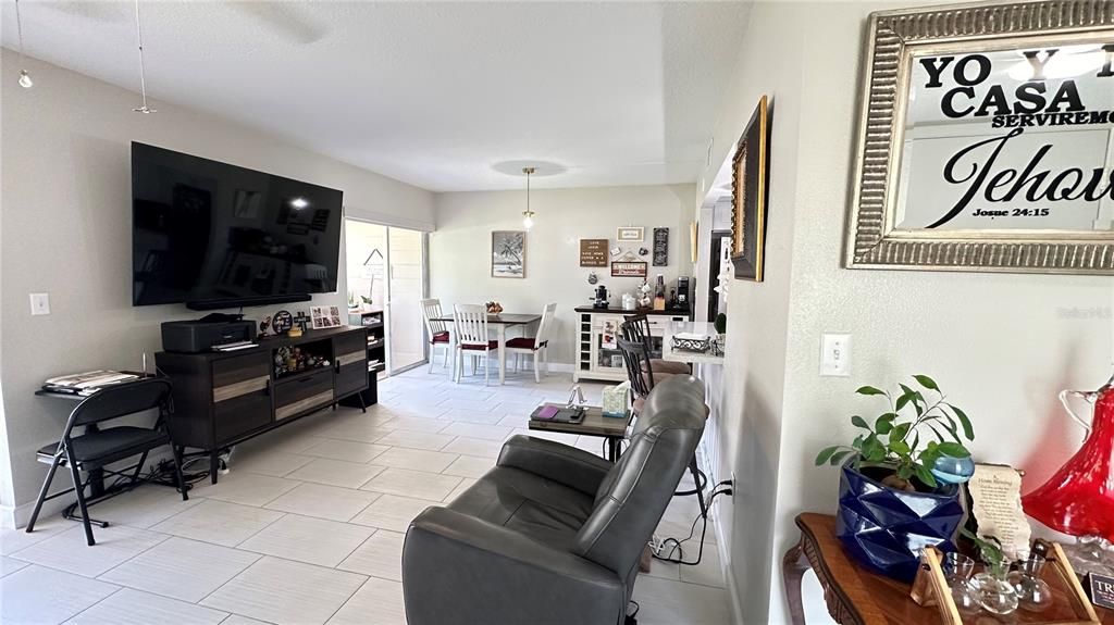 Recently Sold: $217,000 (2 beds, 2 baths, 897 Square Feet)