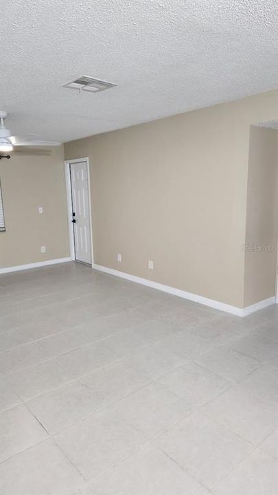 Active With Contract: $1,600 (2 beds, 2 baths, 918 Square Feet)