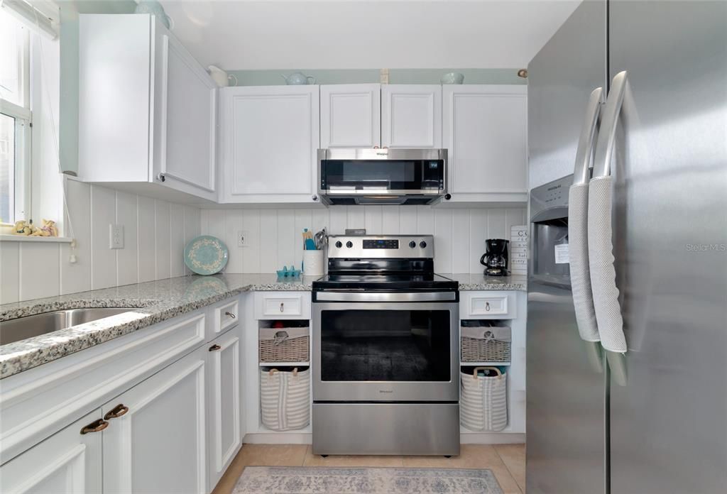 For Sale: $367,900 (2 beds, 2 baths, 1096 Square Feet)