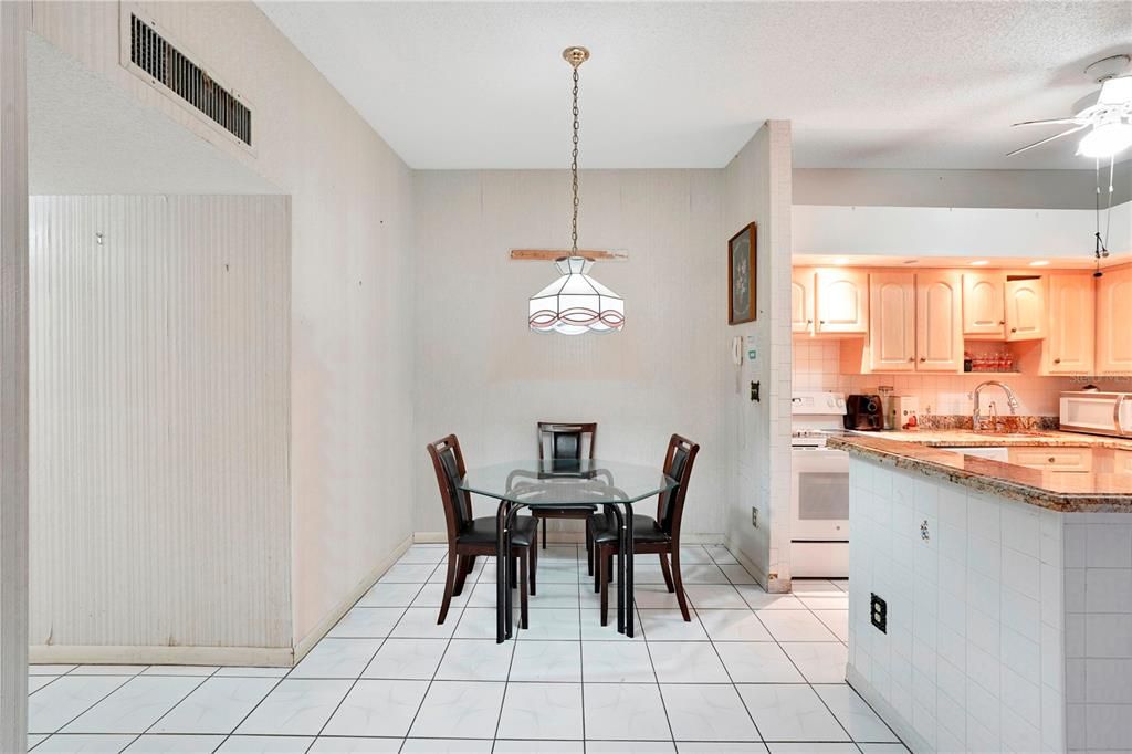 For Sale: $174,900 (2 beds, 2 baths, 827 Square Feet)