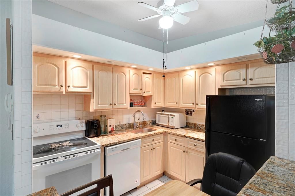 For Sale: $174,900 (2 beds, 2 baths, 827 Square Feet)