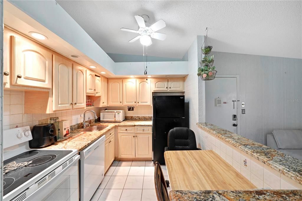 For Sale: $174,900 (2 beds, 2 baths, 827 Square Feet)