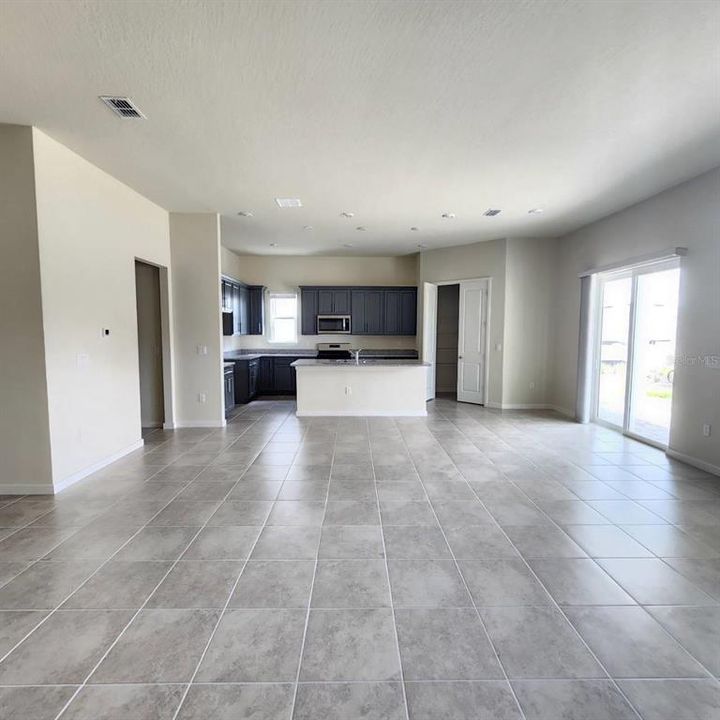 For Rent: $3,100 (4 beds, 2 baths, 2685 Square Feet)