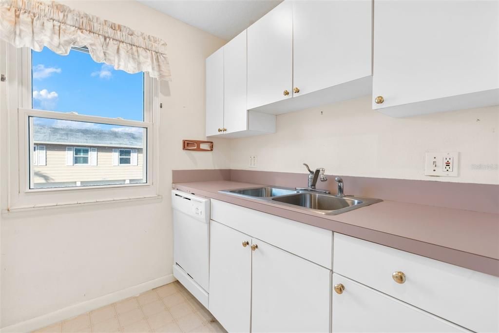 Active With Contract: $175,000 (1 beds, 1 baths, 725 Square Feet)