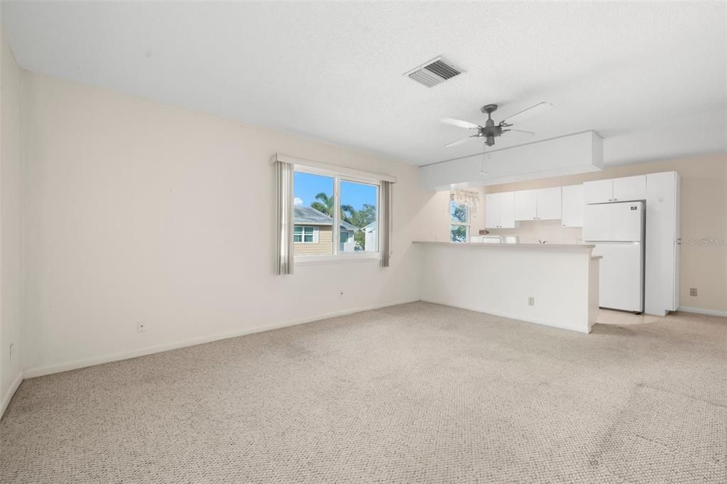 Active With Contract: $175,000 (1 beds, 1 baths, 725 Square Feet)