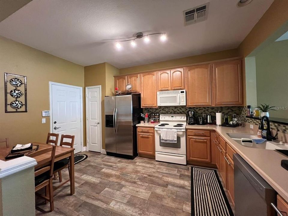 Active With Contract: $2,350 (3 beds, 2 baths, 1682 Square Feet)
