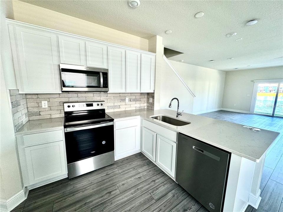 Active With Contract: $2,500 (3 beds, 3 baths, 1699 Square Feet)