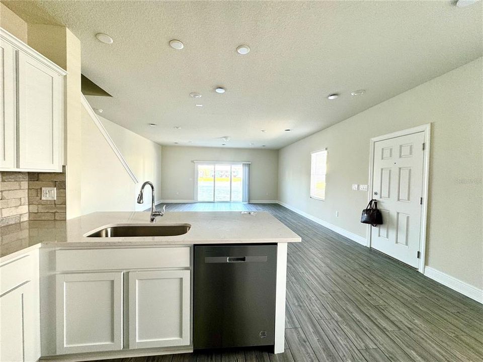 Active With Contract: $2,500 (3 beds, 3 baths, 1699 Square Feet)