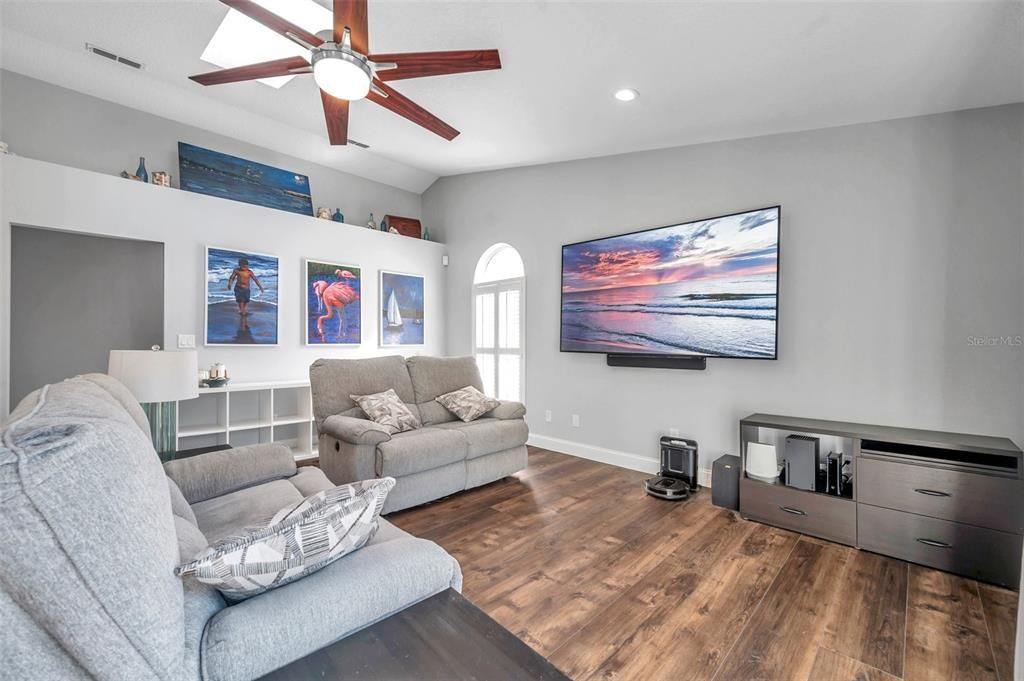 Recently Sold: $1,150,000 (3 beds, 2 baths, 1950 Square Feet)