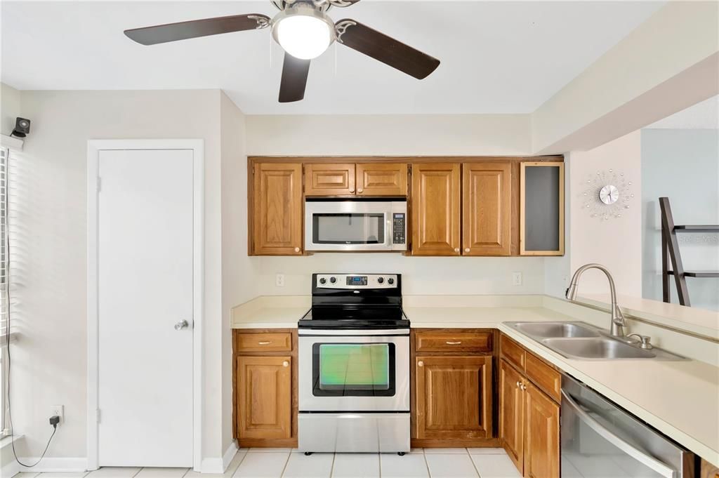Active With Contract: $250,000 (2 beds, 2 baths, 1261 Square Feet)