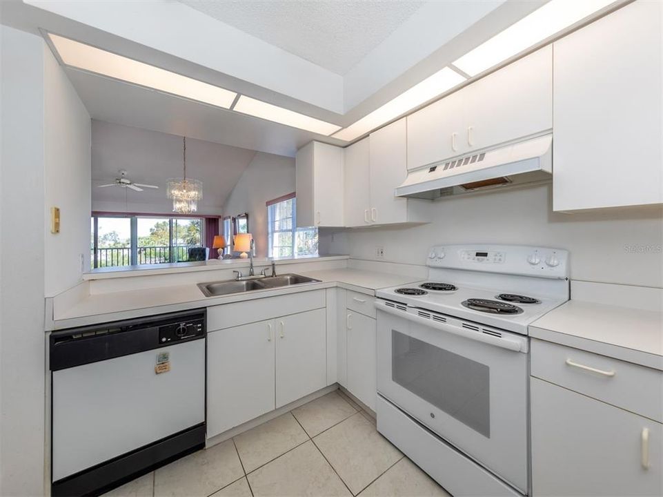 For Sale: $312,999 (2 beds, 2 baths, 1300 Square Feet)