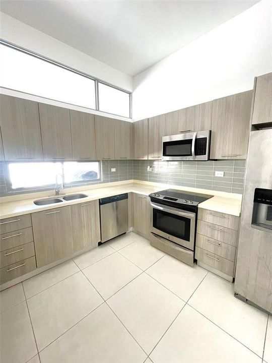 Vendido Recientemente: $775,000 (4 camas, 3 baños, 2634 Pies cuadrados)